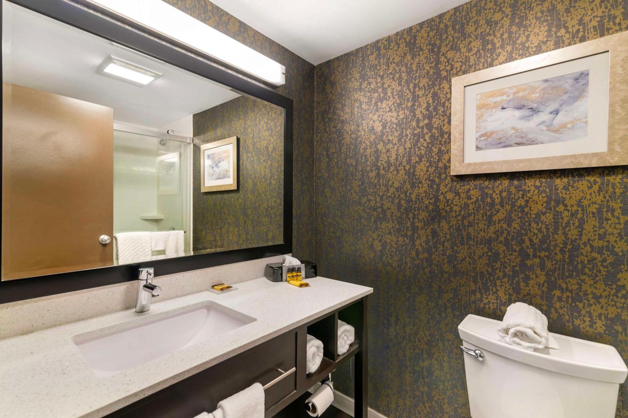 Best Western Plus Landmark Inn Laconia Buitenkant foto